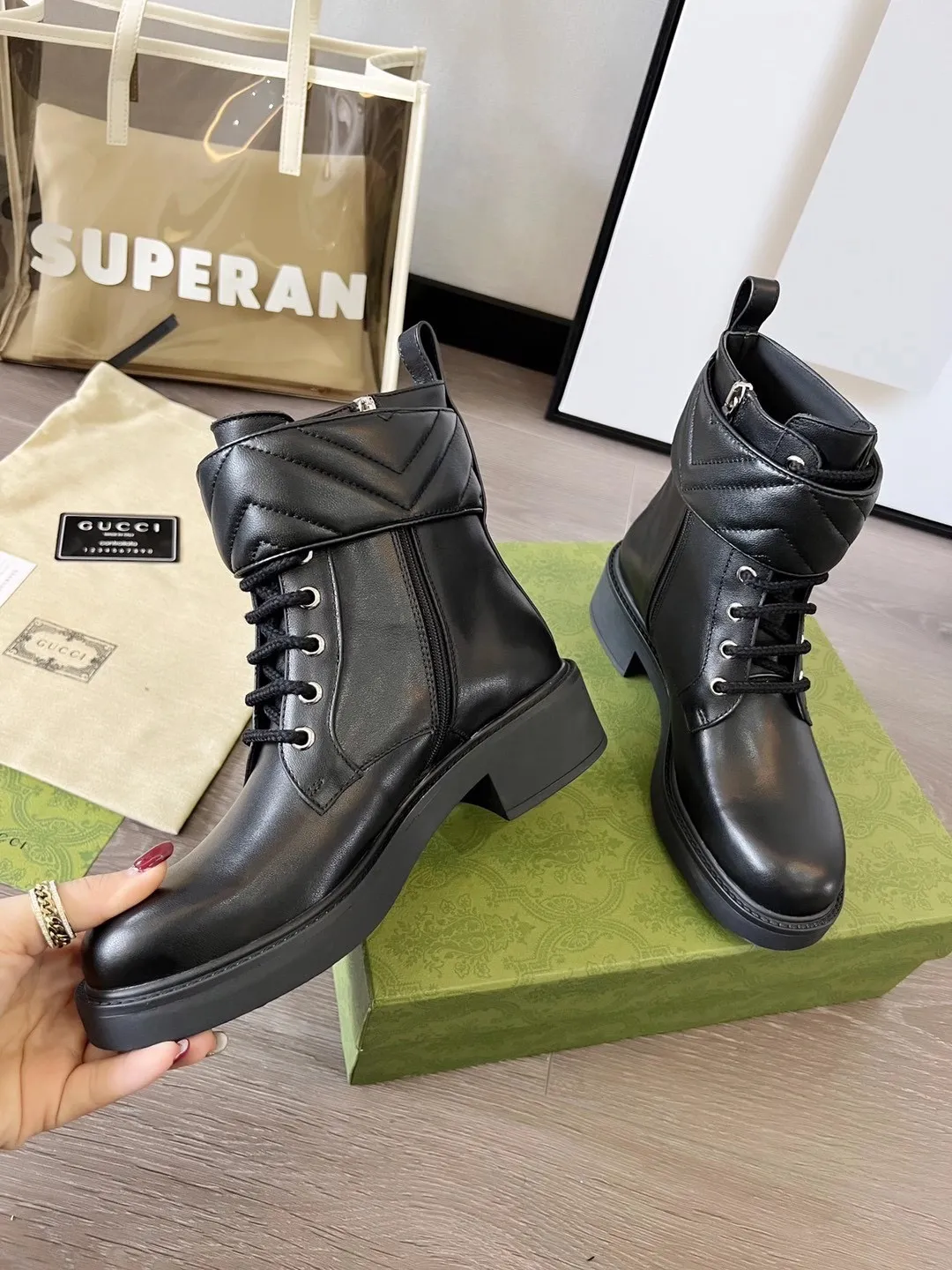 👟👟Ex-factory price 560👟👟 Autumn and winter GUCCI double G ankle boots original model opening✅ Full oil edges and metal chain details, a pull strap at the back for easy putting on and taking off, elastic design on both sides, full of high-end sense [strong] Fabric: cowhide🐂 Inner/foot pads: high-end cowhide🐂 Little Bee GUCCI TPU outsole Heel height 4cm Color: black Code number: 35-41 (41 needs to be customized) Packaging: Comes with card and cloth bag.